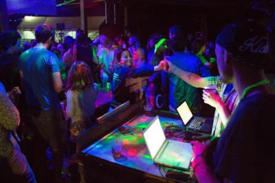 Entretenimiento nocturno con Djs en vivo y bandas Image