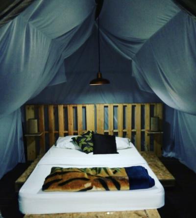 Vista dentro de la tienda de Glamping Image